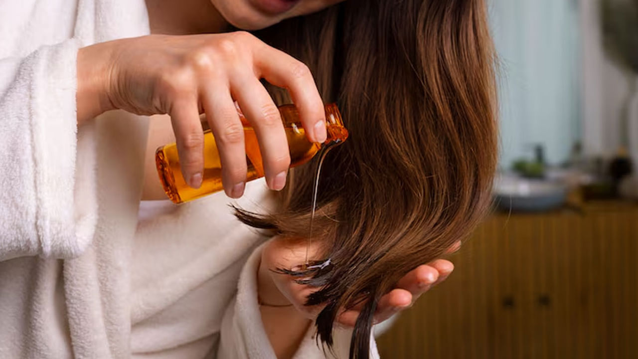 బాదం నూనెలోని పోషకాలు జుట్టు పెరుగుదలను పెంచడమే కాకుండా,జుట్టు కుదుళ్లను పోషించి, జుట్టు రాలడాన్ని తగ్గిస్తాయి, ఆరోగ్యకరమైన పెరుగుదలను ప్రోత్సహిస్తాయి. ప్రతి రోజూ బాదం నూనె తలకు రాయడం వలన ఇది తలపై చర్మం వాపును తగ్గిస్తుంది. తలలోని దురద, వంటి సమస్యలను తగ్గిస్తాయి. అలాగే జుట్టు చీలిపోకుండా ఉండటమే కాకుండా మందంగా తయారయ్యి, ఆరోగ్యంగా ఉంటుంది.