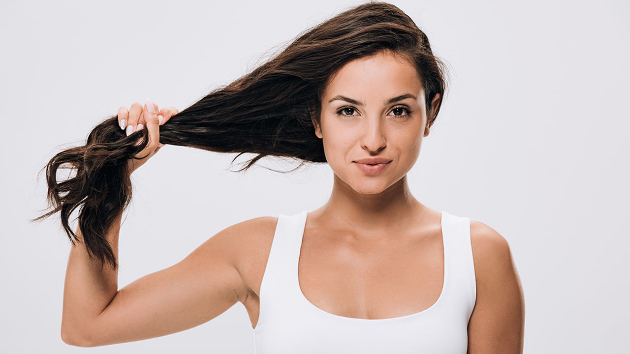 అయితే చాలా మందికి ఒక డౌట్ ఉంటుంది. రాత్రి సమయంలో బాదం నూనె తలకు రాయడం మంచిదేనో, కాదో అని? అయితే దీనిపై నిపుణులు మాట్లాడుతూ..ఇది చాలా వరకు మంచిది. కానీ రాత్రి సమయంలో జుట్టుకు నూనె రాసే క్రమంలో చాలా జాగ్రత్తలు తీసుకోవాలంట. ఆయిల్ ను నెత్తిమీద సున్నితంగా అప్లై చేయాలి. ఆయిల్ అప్లై చేసిన తర్వాత జుట్టును వదిలివేయకుండా, జడను కట్టి పెట్టుకొని ఉండాలంట.