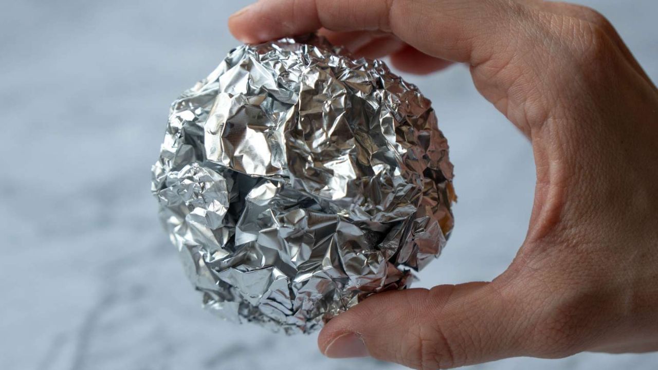 అల్యూమినియం ఫాయిల్ వాడుతున్నారా..? అయితే మీరు ఈ విషయాలు తప్పక తెలుసుకోవాల్సిందే..!