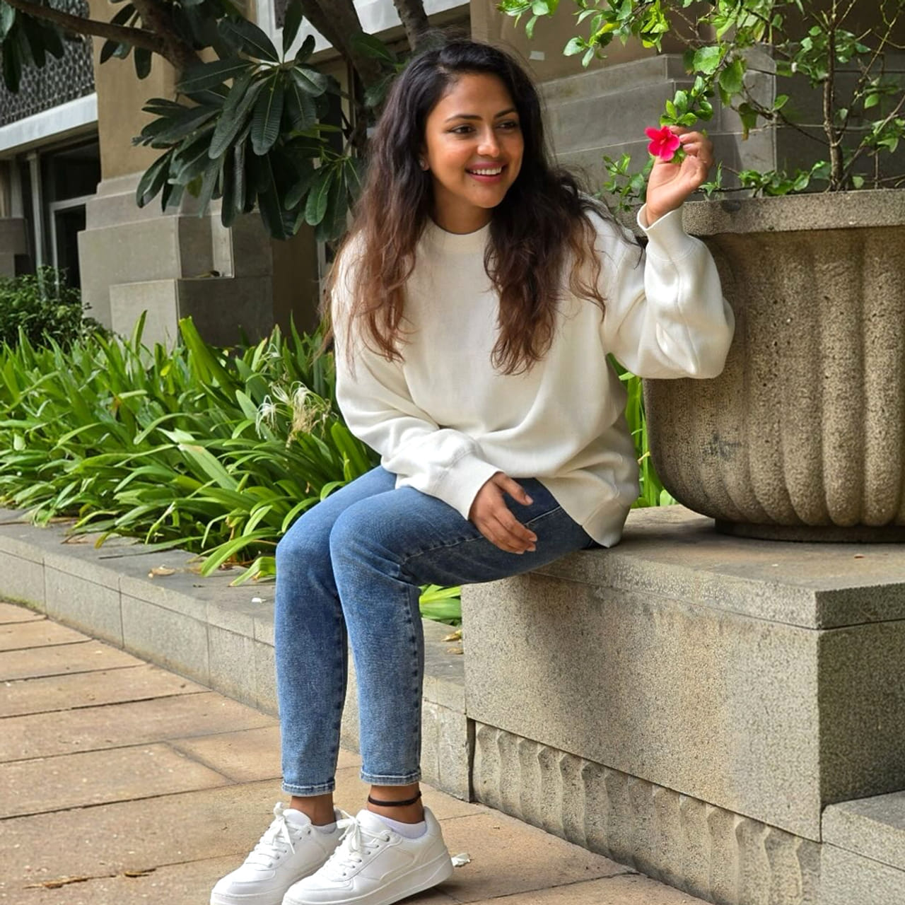 అందాల భామ అమలా పాల్ ప్రధానంగా తమిళం, మలయాళం, తెలుగు సినిమాల్లో నటిస్తూ మంచి క్రేజ్ తెచ్చుకుంటుంది.. కేరళలోని ఎర్నాకులంలో మలయాళ క్రైస్తవ కుటుంబంలో జన్మించిన ఈ ముద్దుగుమ్మ అసలు పేరు అనఖ. ఈ ముద్దుగుమ్మ హీరోయిన్ గా మంచి క్రేజ్ తెచ్చుకుంది. 