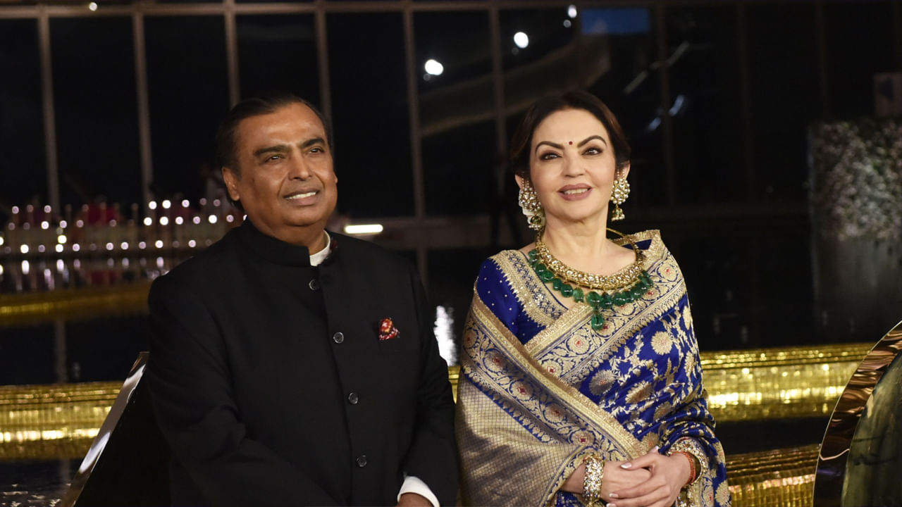 రిలయన్స్ ఇండస్ట్రీస్ చైర్మన్ ముఖేష్ అంబానీ నికర విలువ ఏప్రిల్ 2025 నాటికి దాదాపు $96.7 బిలియన్లు (రూ. 8 లక్షల కోట్లు). దీంతో ఆయన ప్రపంచంలోని 18వ ధనవంతుడు.