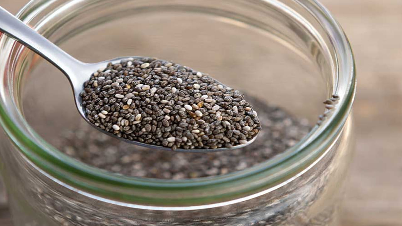 చియా గింజలు ఆరోగ్యకరమైనవి. కానీ, వాటిని ఎక్కువగా తినడం హానికరం. ఒకేసారి 2 చెంచాల కంటే ఎక్కువ తినకూడదు. చియా గింజలు ఫైబర్ అధికంగా ఉంటాయి. కాబట్టి, దీన్ని ఎక్కువగా తినడం వల్ల గ్యాస్, మలబద్ధకం లేదా కడుపు నొప్పి వంటి సమస్యలు వస్తాయి. 