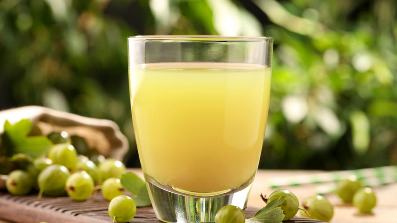 ఉసిరి చియా మిశ్రమంలోని యాంటీఆక్సిడెంట్ల వల్ల చర్మ ఆరోగ్యం మెరుగవుతుంది. చియా ఉసిరి రసం తాగడం వల్ల శరీరం ఎక్కువసేపు హైడ్రేటెడ్‌గా ఉంటుంది. బరువు తగ్గాలనుకునే వాళ్లు ఉసిరి రసం చియా గింజలను కలిపి తాగాల్సిందే. చియా గింజలు కడుపు ఫుల్ అయ్యేలా చేస్తుంది.