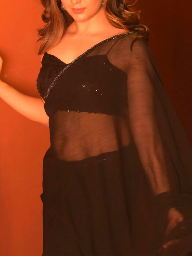 బ్లాక్ శారీలో సెగలు పుట్టిస్తోన్న వయ్యారి..ఈ అందాన్ని పట్టించుకోరేంటో