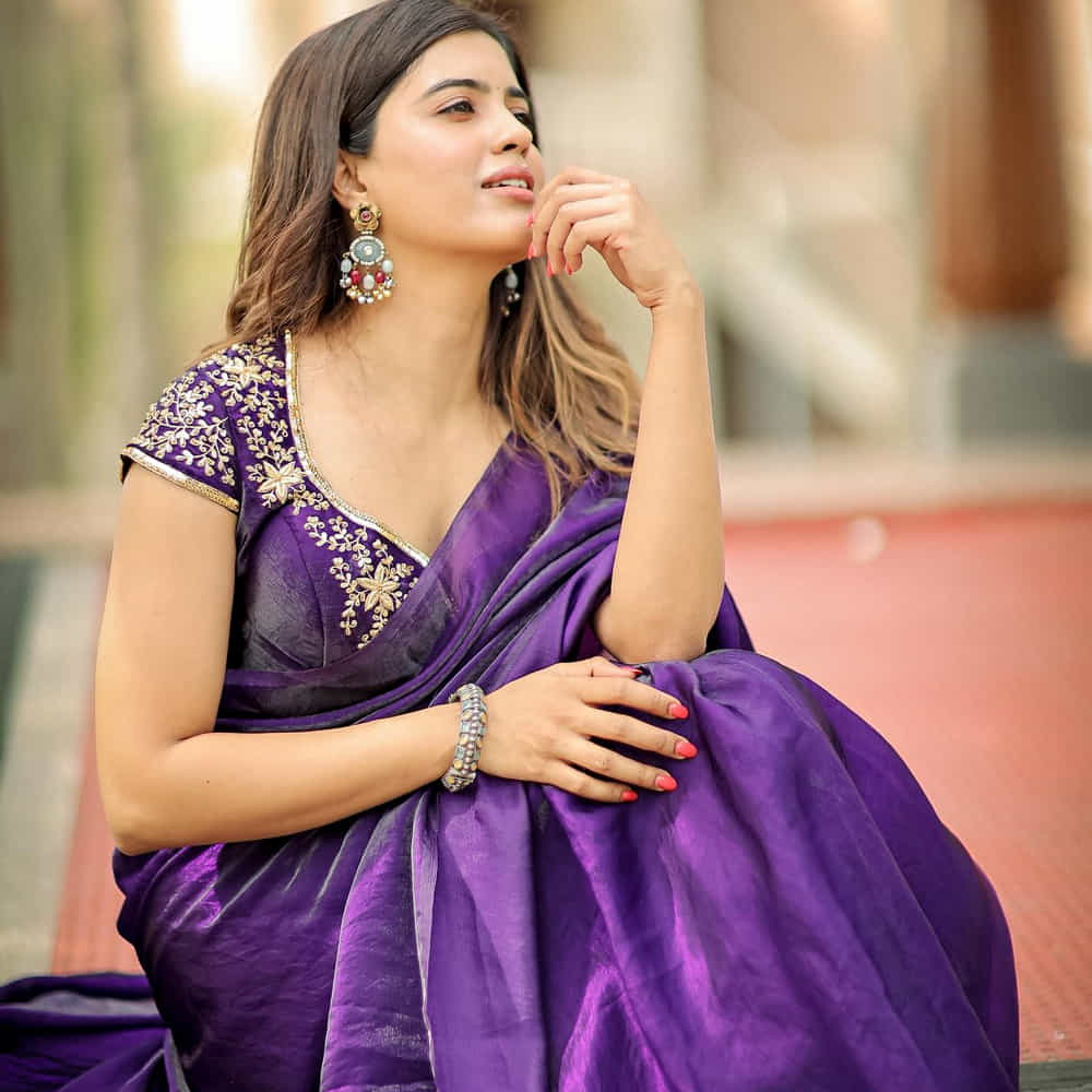 అంతకు ముందు సూపర్ స్టార్ రజినీకాంత్ నటించిన లింగ సినిమాలో సైడ్ యాక్టర్ గా కనిపించింది ఈ భామ. ఇక తెలుగులో రామ్ పోతినేని హీరోగా నటించిన రెడ్ సినిమాతో పరిచయం అయ్యింది. ఈ సినిమా తర్వాత క్రేజీ ఆఫర్స్ అందుకుంది. వరుస ఆఫర్స్ అందుకుంది.
