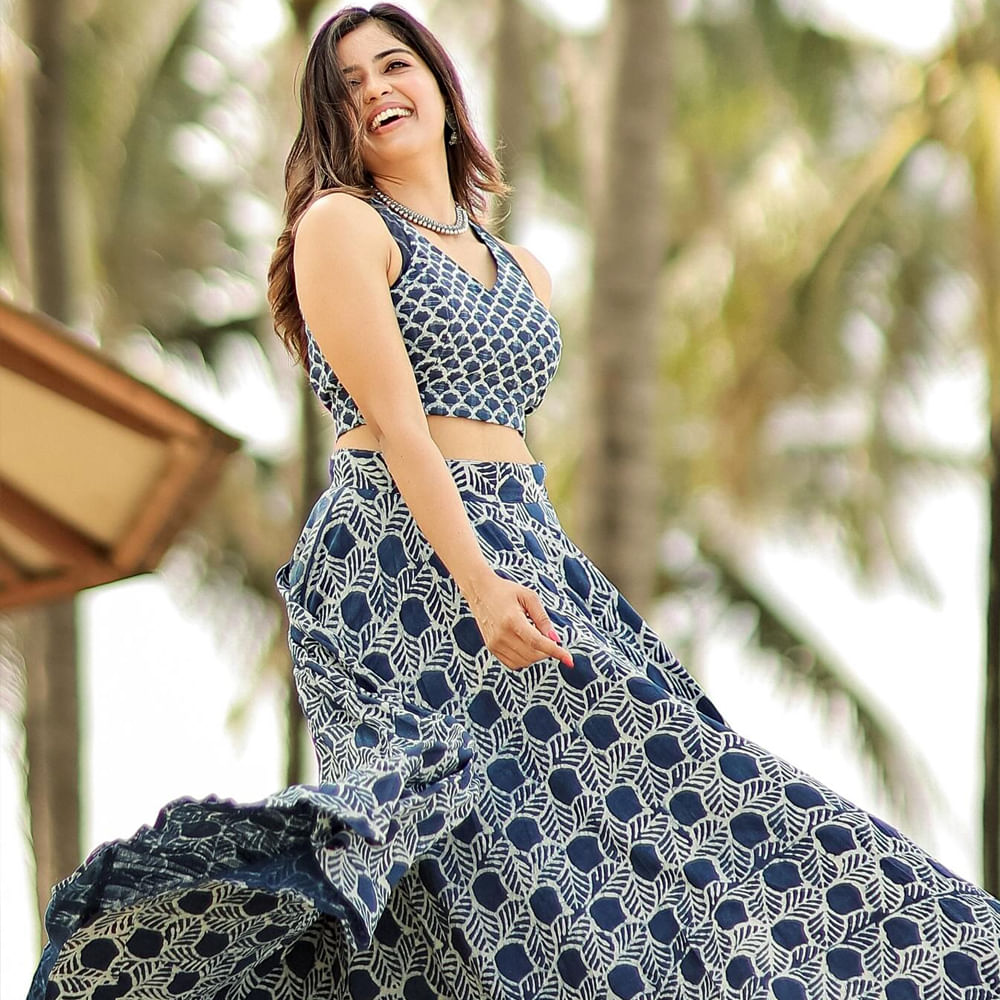 సోషల్ మీడియాలో ఈ చిన్నది చాలా యాక్టివ్ గా ఉంటుంది. రెగ్యులర్ గా ఫోటోలు, వీడియోలు షేర్ చేస్తూ ఆకట్టుకుంటుంది అమృత. తాజాగా ఈ చిన్నది కొన్ని క్రేజీ ఫోటోలను పంచుకుంది. ఈ ఫోటోలు ఇప్పుడు వైరల్ అవుతున్నాయి. 