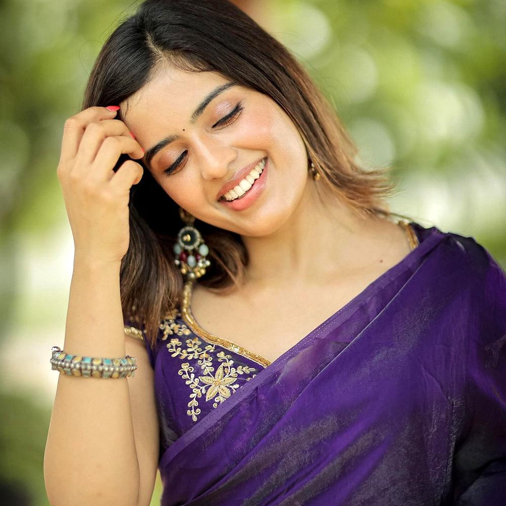 ఇక హనుమాన్ సినిమా అంత భారీ హిట్ అయినప్పటికీ ఈ బ్యూటీకి ఆశించిన స్థాయిలో అవకాశాలు రావడం లేదు. చివరిగా ఈ భామ చేసిన బచ్చల మల్లి సినిమా నిరాశపరిచింది. దాంతో ఈ చిన్నదానికి అవకాశాలు మరింత తగ్గాయి. ఇప్పుడు ఈ బ్యూటీ అవకాశాల కోసం ఎదురుచూస్తుంది. 