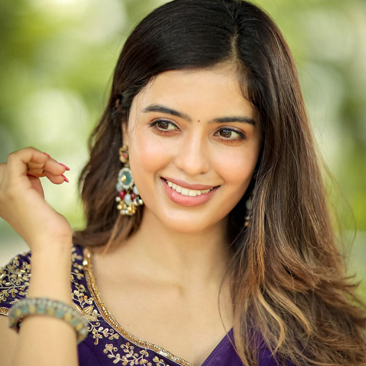 టాలీవుడ్ అందాల ముద్దుగుమ్మ.. అమృత అయ్యర్ గురించి ప్రత్యేకంగా పరిచయం అవసరంలేదు. తేజ సజ్జ హీరోగా నటించిన హనుమాన్ సినిమాతో భారీ క్రేజ్ సొంతం చేసుకుంది. ఈ మూవీ సూపర్ హిట్ కావడంతో ఈ అమ్మడుకు వరుస ఆఫర్స్ క్యూ కట్టాయి.