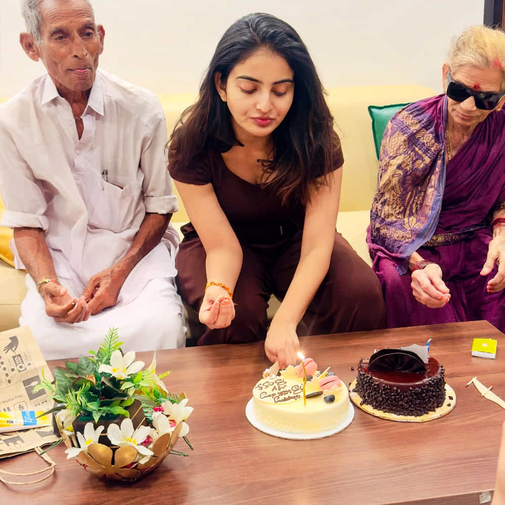 దాంతో అనన్యకు వరుసగా ఆఫర్స్ వస్తున్నాయి. ప్రస్తుతం ఈ అమ్మడు చేతినిండా సినిమాలతో యమా బిజీగా మారిపోయింది. అయితే అనన్య బ్యాక్ టు బ్యాక్ సినిమాలు చేస్తుంది కానీ ఆ సినిమా ఆశించిన స్థాయిలో ఆకట్టుకోవడం లేదు. బ్యాక్ టు బ్యాక్ సినిమాలు చేస్తుంది కానీ అంతగా గుర్తింపు తెచ్చుకోవడం లేదు.