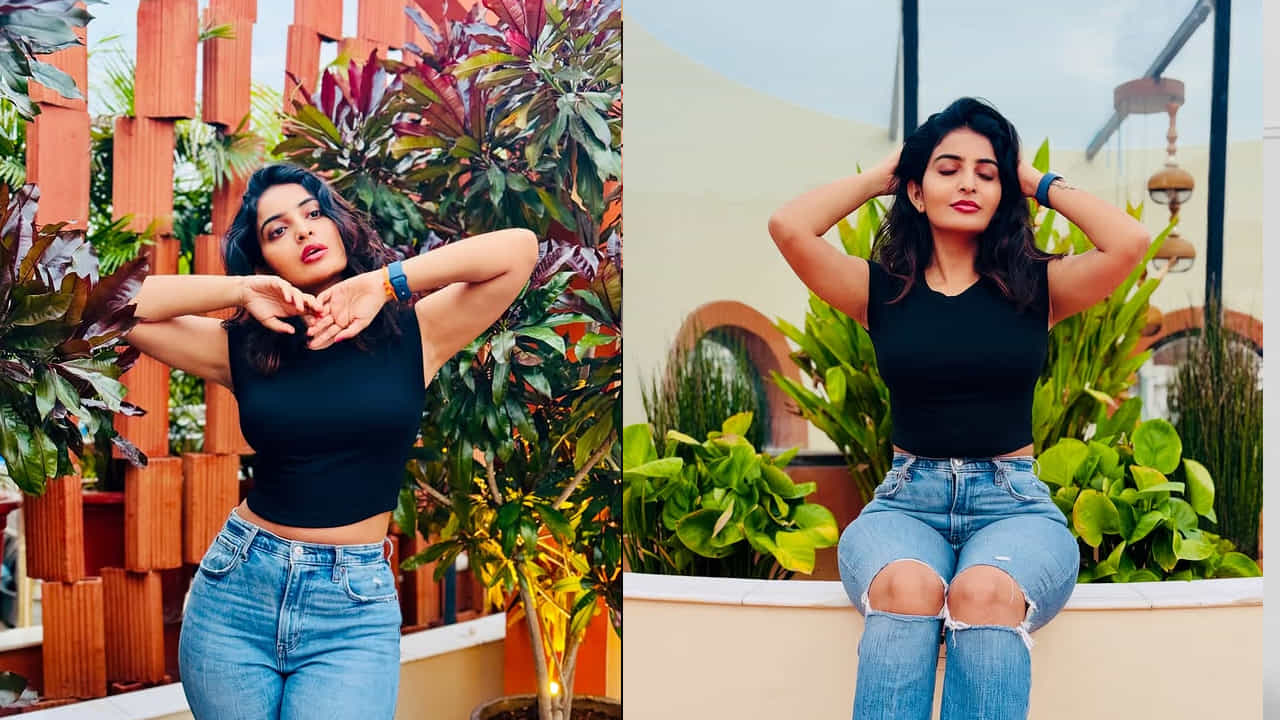 తాజాగా ఈ బ్యూటీ తన ఇన్ స్టాలో అదిరిపోయే లుక్లో ఉన్న ఫొటోస్ షేర్ చేసింది. జీన్స్లో చాలా సింపుల్గా కనిపిస్తూ తన గ్లామర్తో ప్రతి ఒక్కరినీ ఆకట్టుకుంటుంది.