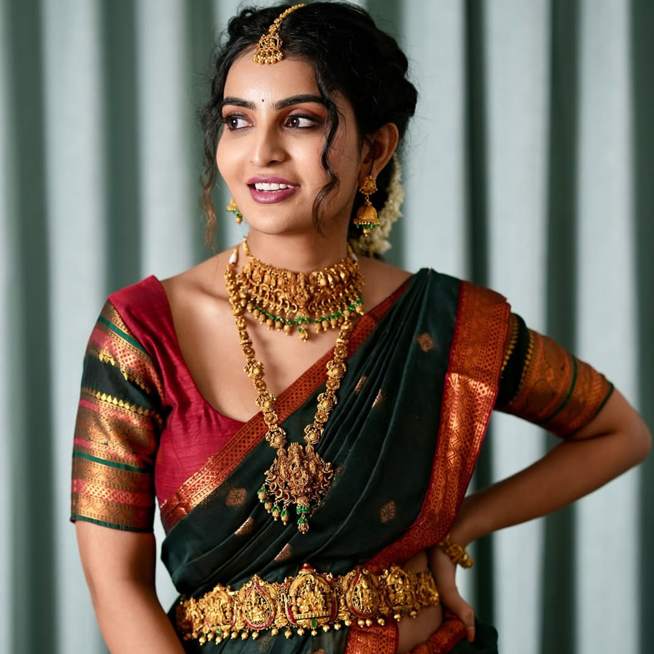 టాలీవుడ్ క్రేజీ హీరోయిన్ అనన్య నాగళ్ల గురించి ప్రత్యేకంగా పరిచయం అవసరం లేదు. మల్లేశం సినిమాతో కథానాయికగా వెండితెరకు పరిచయమైన ఈ అమ్మడు.. ఫస్ట్ మూవీతోనే నటిగా ప్రశంసలు అందుకుంది. ఆ తర్వాత వకీల్ సాబ్ సినిమాతో మరింత ఫేమస్ అయ్యింది.