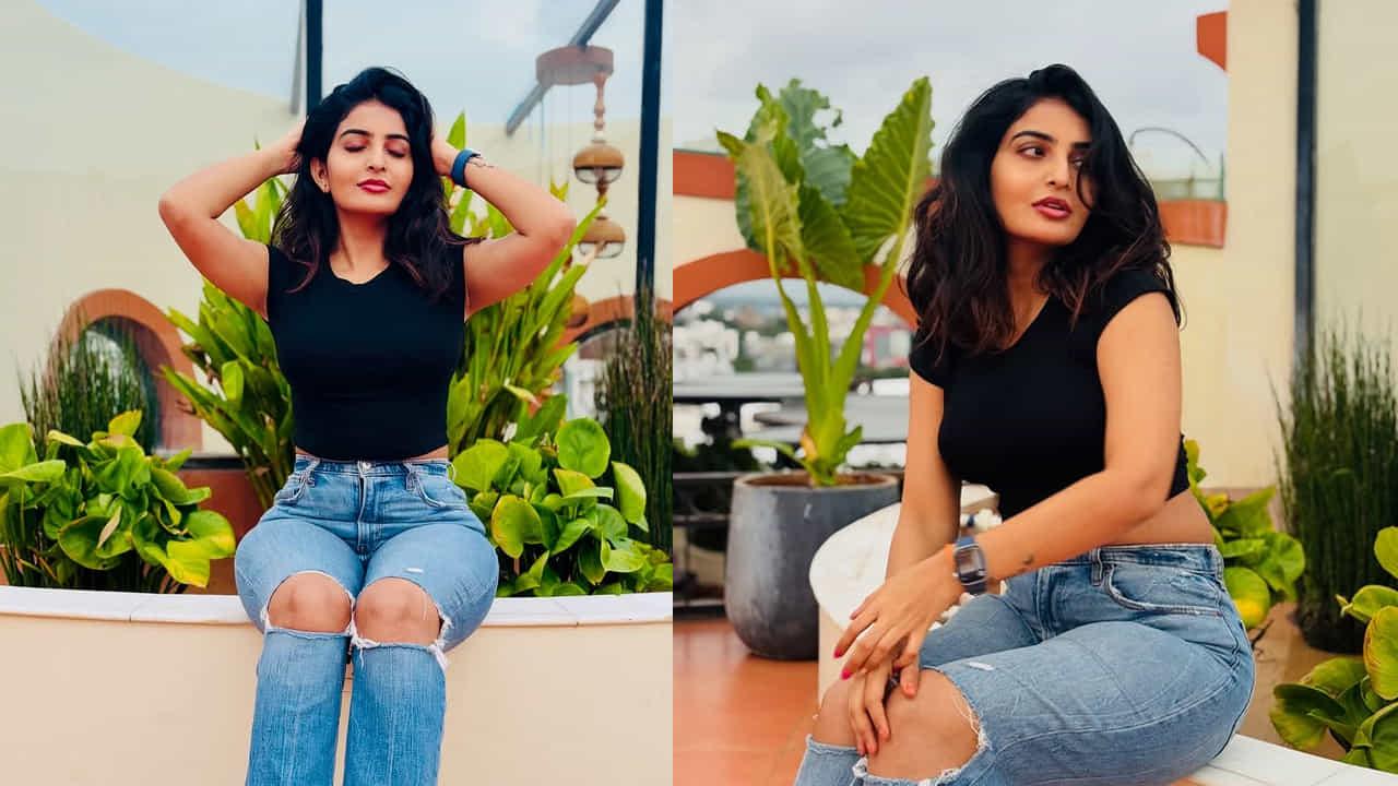 ఇక ఓ వైపు సినిమాలు మరో వైపు సోషల్ మీడియాలో యాక్టివ్గా ఉంటూ ఈ చిన్నది చాలా బిజీ బిజీగా గడిపేస్తుంటుంది. అంతే కాకుండా ఈ ముద్దుగుమ్మ ఈ మధ్య వరస ఫొటో షూట్తో కుర్రకారు మది దోచేస్తుంది. వరసగా ఫొటో షూట్స్ చేస్తూ తన అంద చందాలతో అందరినీ మాయ చేస్తుంది.