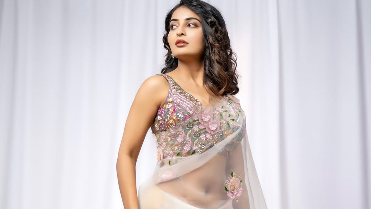 బ్యూటీ అనన్యనాగళ్ల గురించి ప్రత్యేక పరిచయం అవసరం లేదు. ఈ చిన్నది మల్లేశం సినిమాతో టాలీవుడ్కు పరిచయం అయ్యింది. ఈ మూవీతో తెలుగు ప్రజలను బాగా ఆకట్టుకవడంతో అనన్యకు కూడా మంచి గుర్తింపు లభించింది.