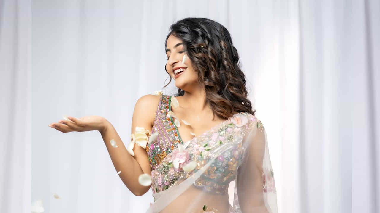 దీంతో ఈ మూవీ తర్వాత ఈ బ్యూటీ ఏకంగా పవర్ స్టార్ పవన్ కళ్యాణ్ వకీల్ సాబ్ సినిమాలో కీలక పాత్రలో ఛాన్స్ కొట్టేసింది. ఈ మూవీలో ఈ బ్యూటీ తన నటనతో ప్రతి ఒక్కరినీ ఆకట్టుకుంది. సింపుల్గా కనిపిస్తూ, తన నటనతో అందరినీ తన వైపుకు లాక్కుంది ఈ చిన్నది.