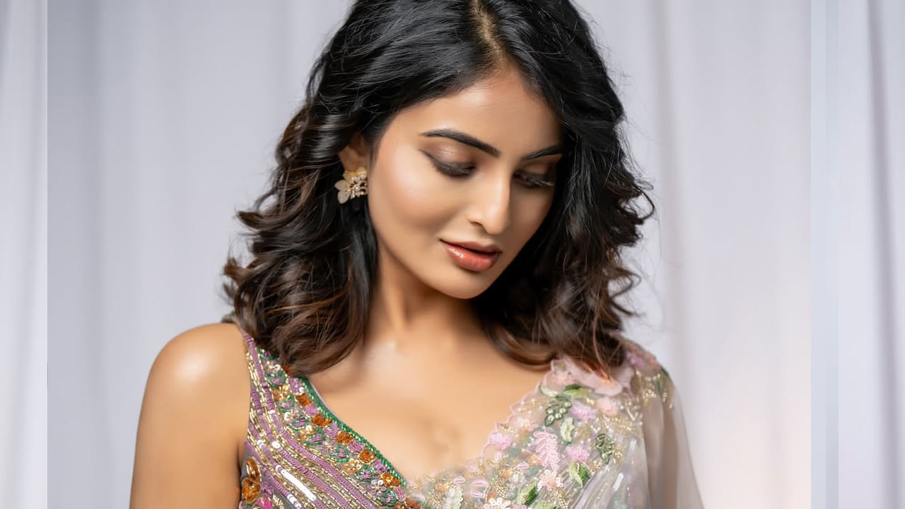 ఇక ఎప్పుడూ సోషల్ మీడియాలో చాలా యాక్టివ్గా ఉండే అనన్య, ఎప్పటికప్పుడు తన ఫొటోస్ షేర్ చేస్తూ కుర్రకారును మాయ చేస్తుంటుంది. ఈ క్రమంలోనే ఈ చిన్నది తెల్ల చీరలో సింపుల్గా రెడీ అయిన బ్యూటిఫుల్ ఫొటోస్ షేర్ చేసింది. అందులో ఈ అమ్మడు అందం చూస్తే ప్రతి ఒక్కరూ ఫిదా అవ్వాల్సిందే. అంత క్యూట్గా ఉన్నాయి ఫొటోస్.