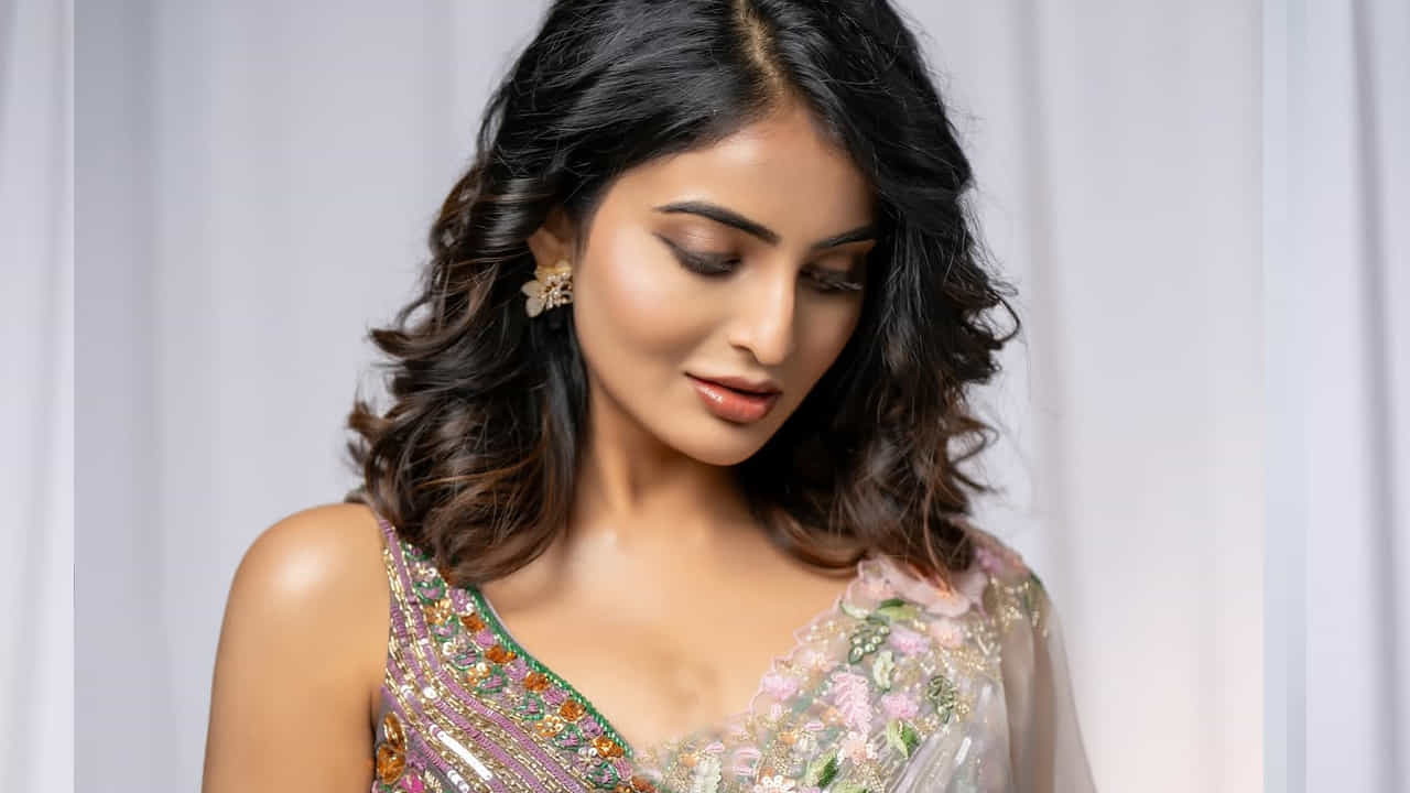 ఇక ఎప్పుడూ సోషల్ మీడియాలో చాలా యాక్టివ్గా ఉండే అనన్య, ఎప్పటికప్పుడు తన ఫొటోస్ షేర్ చేస్తూ కుర్రకారును మాయ చేస్తుంటుంది. ఈ క్రమంలోనే ఈ చిన్నది తెల్ల చీరలో సింపుల్గా రెడీ అయిన బ్యూటిఫుల్ ఫొటోస్ షేర్ చేసింది. అందులో ఈ అమ్మడు అందం చూస్తే ప్రతి ఒక్కరూ ఫిదా అవ్వాల్సిందే. అంత క్యూట్గా ఉన్నాయి ఫొటోస్.