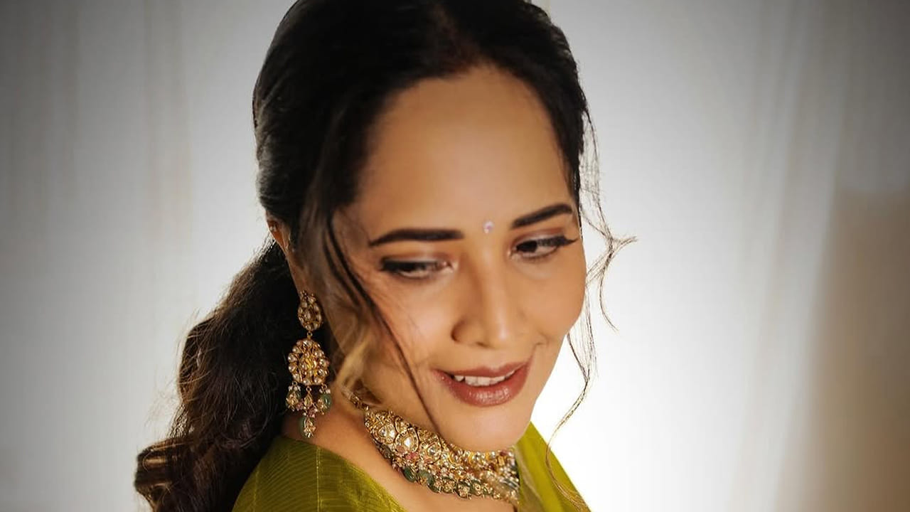 నిత్యం సోషల్ మీడియాలో యాక్టివ్‌గా ఉండే అనసూయ తన హాట్, క్యూట్ క్యూట్ ఫొటోస్ షేర్ చేస్తూ యూత్‌కు నిద్రలేకుండా చేస్తుంది. తాజాగా ఈ అమ్మడు చీరలో, తన అందాలతో మతిపొగొడుతుంది. పరదా చాటు దాక్కొని, తన అందాలతో దాగుడు మూతలు ఆడుతుంది. ప్రస్తుతం దీనికి సంబంధించిన ఫొటోస్ నెట్టింట తెగ వైరల్ అవుతున్నాయి.