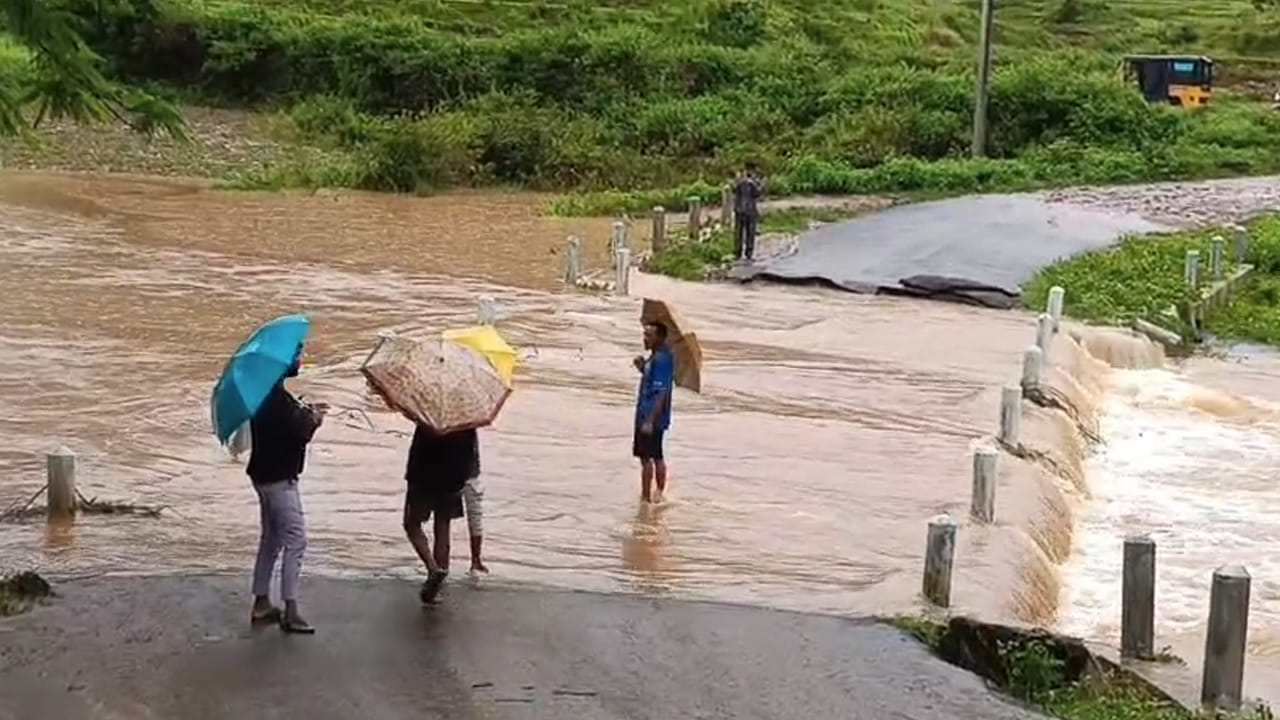 ఉధృతంగా ప్రవహిస్తున్న వాగు.. చెప్పినా వినకుండా దాటే ప్రయత్నం.. చూస్తుండగానే..