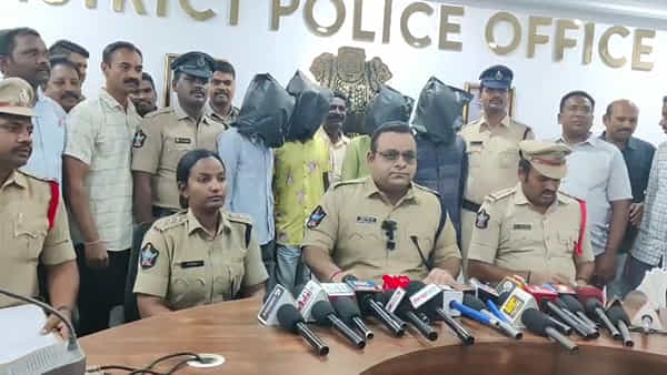 8 ఏళ్లుగా చిక్కకుండా తిరుగుతున్న ముఠా.. ఎట్టకేలకు చెక్పెట్టిన పోలీసులు.. ఇంతకు ఏం చేశారంటే!
