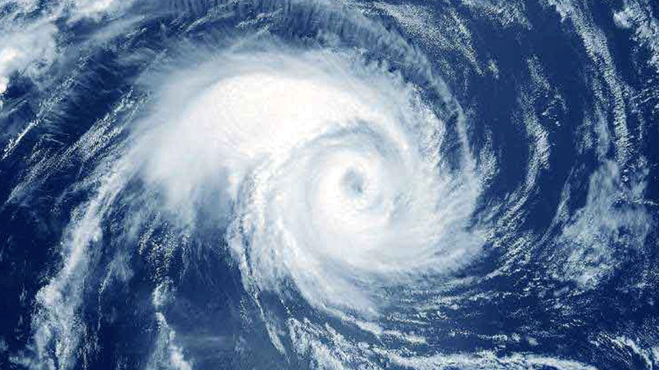 Andhra Weather: ఏపీకి మరో అల్పపీడనం ముప్పు.. ఈదురుగాలులతో వర్షాలు – Telugu News | Low Pressure Alert: Heavy Rains, Strong Winds Forecast for Andhra Pradesh