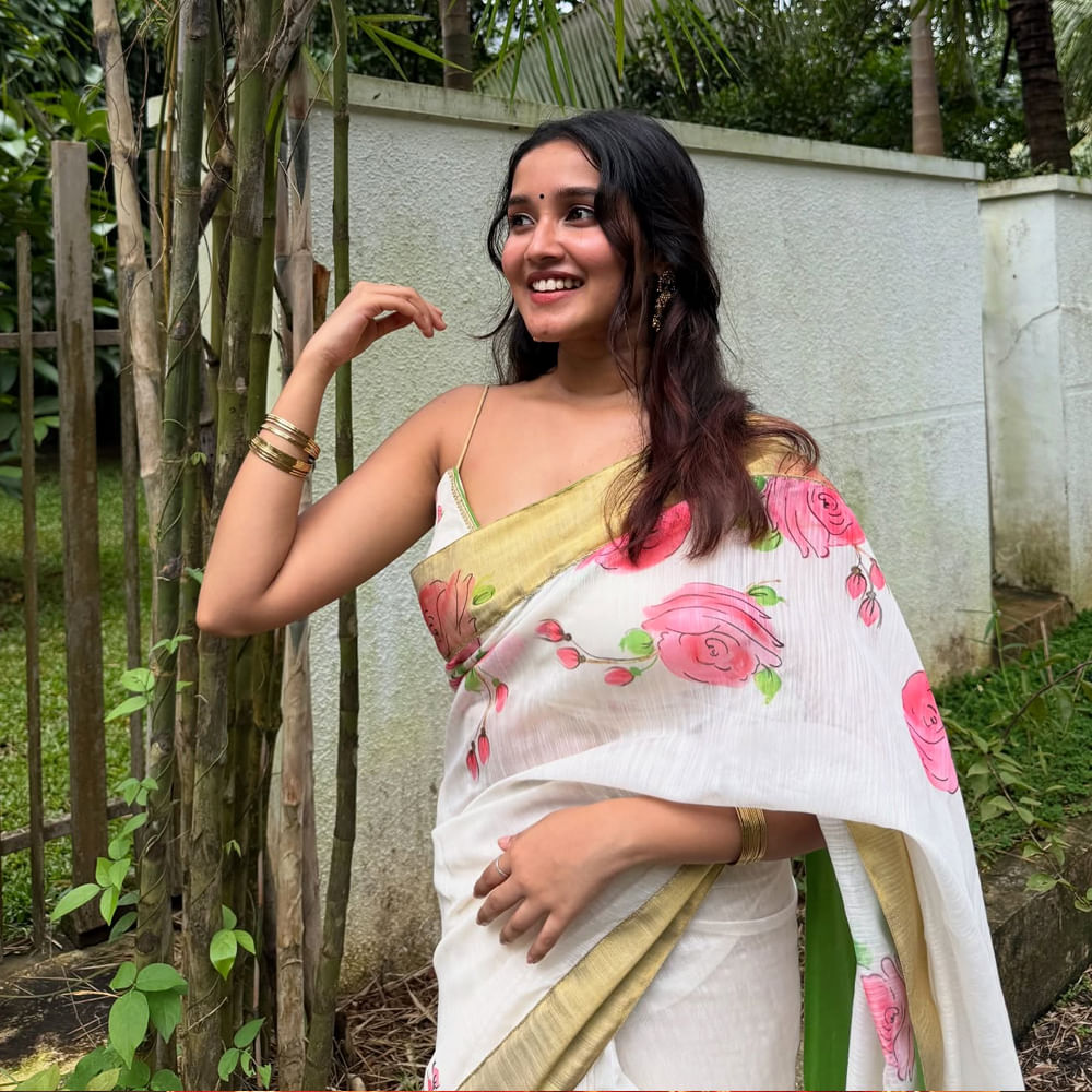 అందాల భామ అనికా సురేంద్రన్ 2007లో మలయాళ చిత్రసీమలో చైల్డ్ ఆర్టిస్ట్‌గా సినీ రంగప్రవేశం చేసింది. దీని తరువాత, ఆమె 2014 తమిళ చిత్రం మీని ఐందాల్‌లో అజిత్ కుమార్తెగా నటించింది. ఈ సినిమాలో తన క్యూట్ పర్ఫామెన్స్‌తో ఆకట్టుకుంది. ఈ సినిమా మంచి విజయం సాదించడంతో ఈ చిన్నదానికి మంచి గుర్తింపు వచ్చింది.