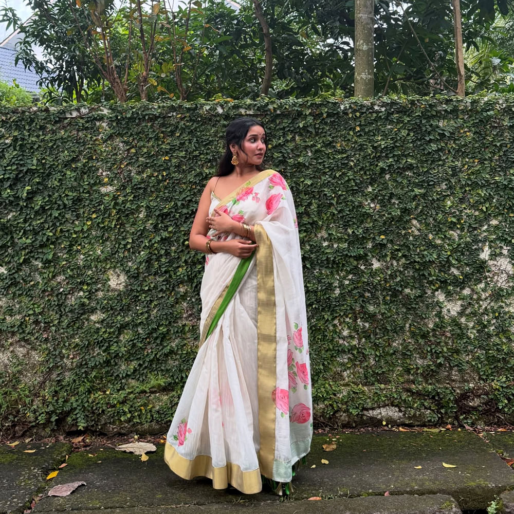 తెలుగులో ఈ చిన్నది బుట్ట బొమ్మ సినిమాతో తెలుగు ప్రేక్షకులను పలకరించింది. సోషల్ మీడియాలో యాక్టివ్‌గా ఉండే  నటి అనికా సురేంద్రన్‌కి ఇన్‌స్టాగ్రామ్‌లో 2.6 మిలియన్లకు పైగా ఫాలోవర్లు ఉన్నారు. తాజగా  ఈ వయ్యారి భామ అందమైన ఫోటోలు ఇంటర్నెట్‌లో వైరల్ అవుతున్నాయి.