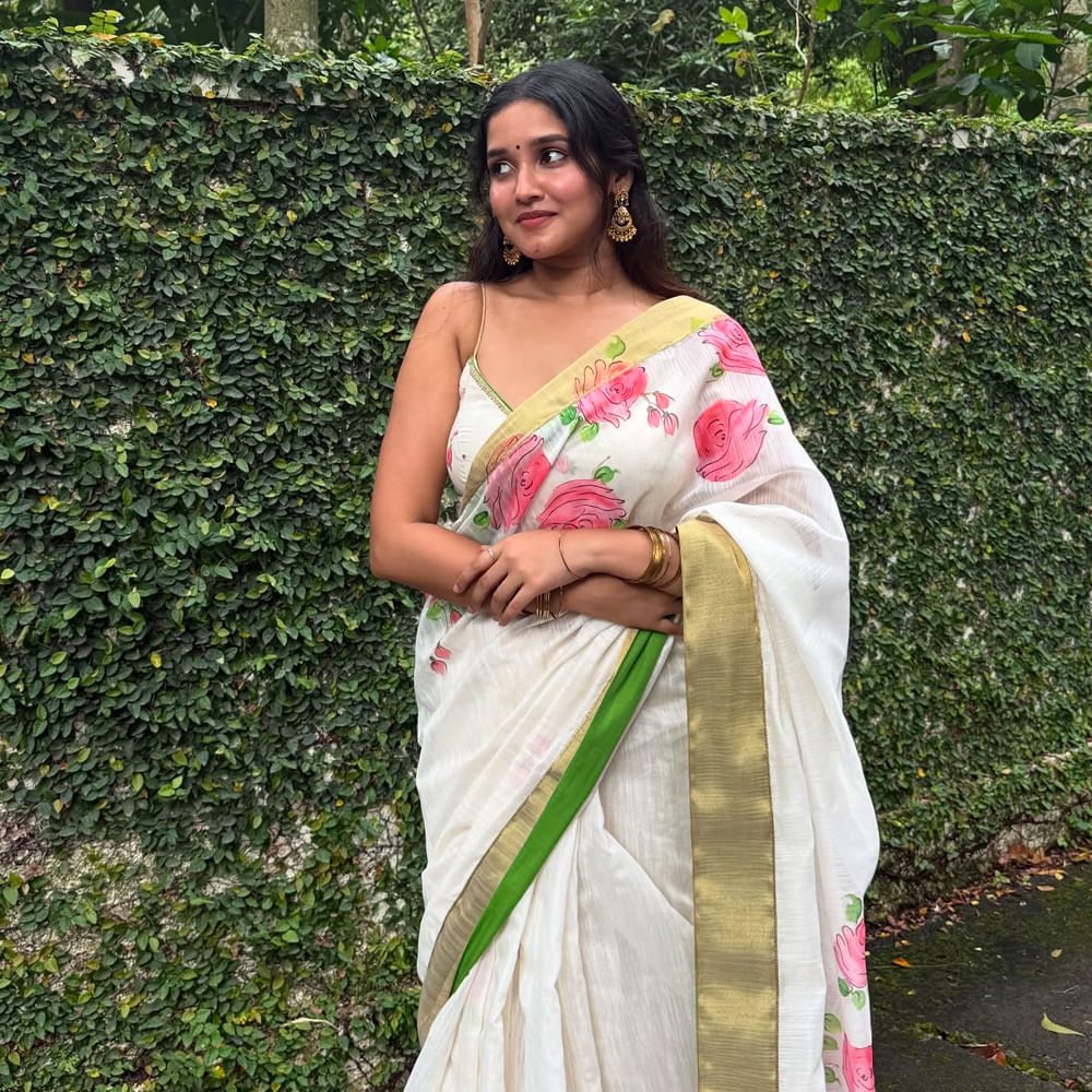 ఇక ఇప్పుడు ఈ చిన్నది హీరోయిన్ గా సినిమాలు చేస్తుంది. 18 ఏళ్లకు హీరోయిన్ గా అవకాశాలు అందుకుంది. నటుడు హిప్హాప్ ఆది నటించిన తమిళ చిత్రం పిడి సర్‌లో ప్రధాన పాత్ర పోషించింది. ఈ సినిమా మంచి ఆదరణ పొందింది. ప్రస్తుతం ధనుష్ దర్శకత్వంలో రూపొందిన జాబిలమ్మ నీకు అంతకోపమ సినిమాలో అనికా సురేంద్రన్ కథానాయికగా నటించింది.