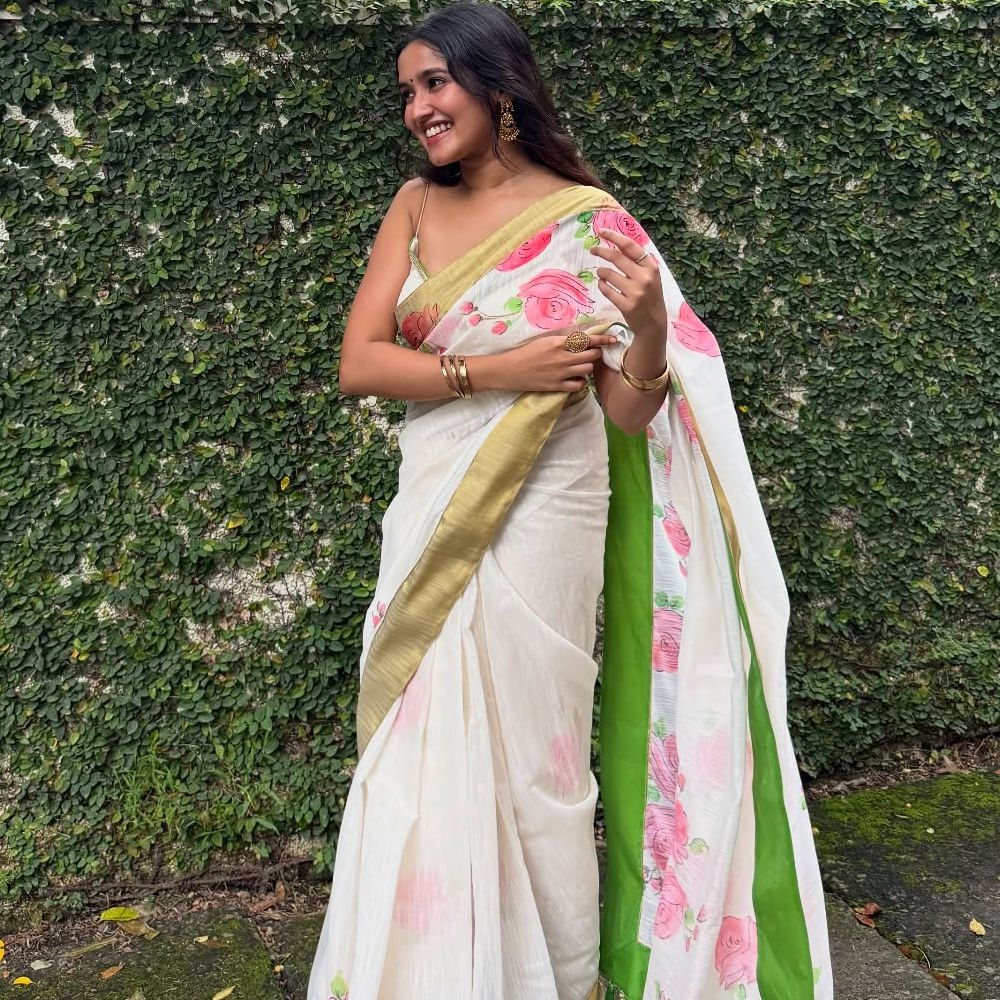 విశ్వాసం చిత్రంలోనూ అజిత్- నయనతార కూతురి పాత్రలో అనికా సురేంద్రన్ నటించిన తర్వాత, అభిమానులు ఆమెను కుట్టి నయన్ అని పిలుచుకోవడం ప్రారంభించారు. నటి అనికా సురేంద్రన్ అజిత్ కూతురేనని చాలా మంది తమిళప్రేక్షకులు అనుకున్నారు.