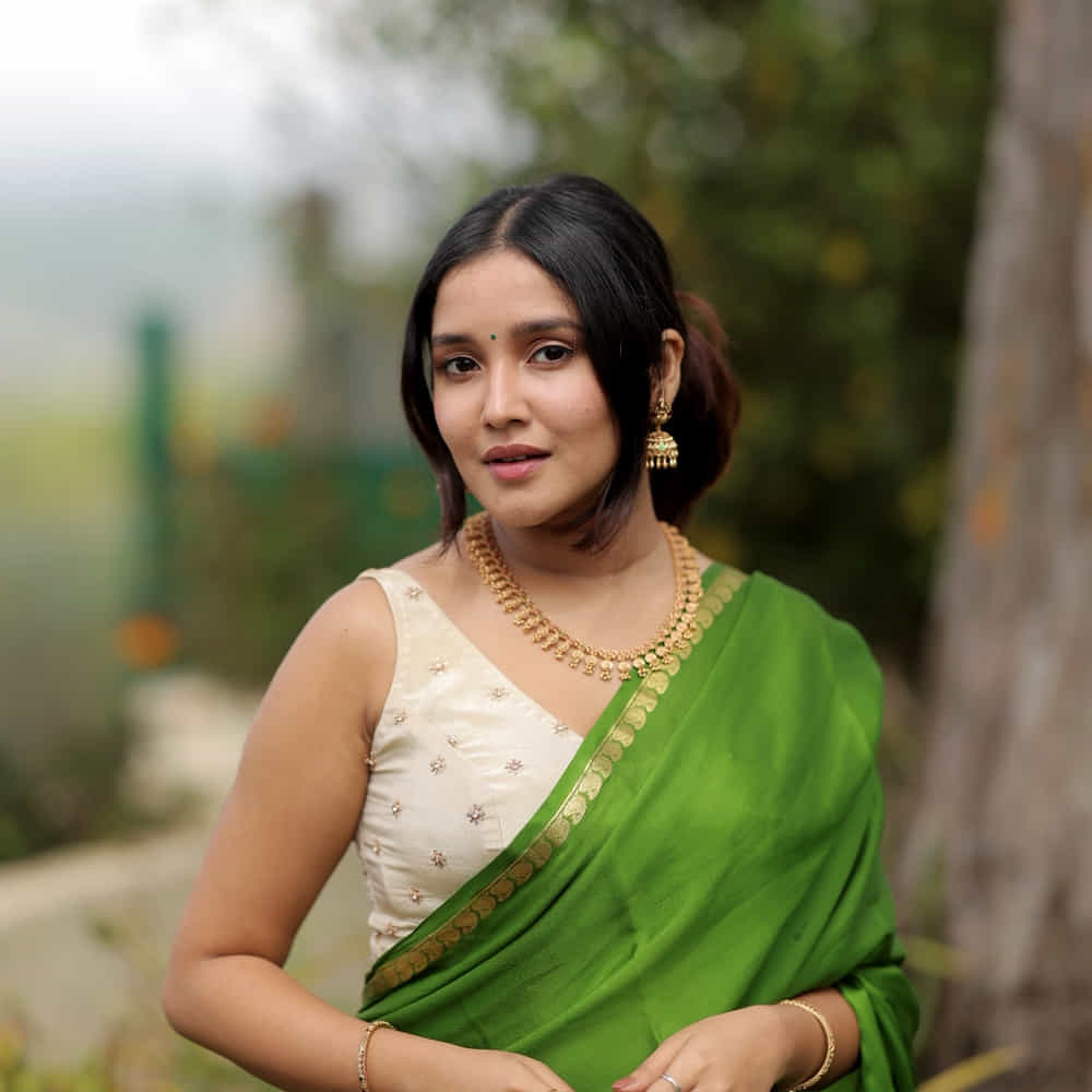 నటి అనికా సురేంద్రన్ 2007లో మలయాళ చిత్రసీమలో చైల్డ్ ఆర్టిస్ట్ గా సినీ రంగప్రవేశం చేసింది. దీని తరువాత, ఆమె 2014 తమిళ చిత్రం మీని ఐందాల్లో అజిత్ కుమార్తెగా నటించింది. ఈ సినిమాలో తన క్యూట్ పర్ఫామెన్స్ తో ఆకట్టుకుంది. ఈ సినిమా మంచి విజయం సాదించడంతో ఈ చిన్నదానికి మంచి గుర్తింపు వచ్చింది.