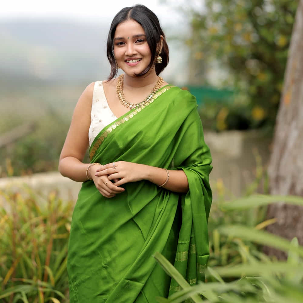 చాలా మంది చైల్డ్ యాక్టర్స్ హీరోలుగా, హీరోయిన్స్ గా మారి సినిమాలు చేస్తున్నారు. ఎన్నో సినిమాల్లో చైల్డ్ ఆర్టిస్ట్ గా సినిమాలు చేసిన అనికా సురేంద్రన్ ఇప్పుడు హీరోయిన్ గా సినిమాలు చేస్తుంది. ఇప్పుడు తన అందంతో కుర్రాళ్లను కవ్విస్తుంది ఈ ముద్దుగుమ్మ.