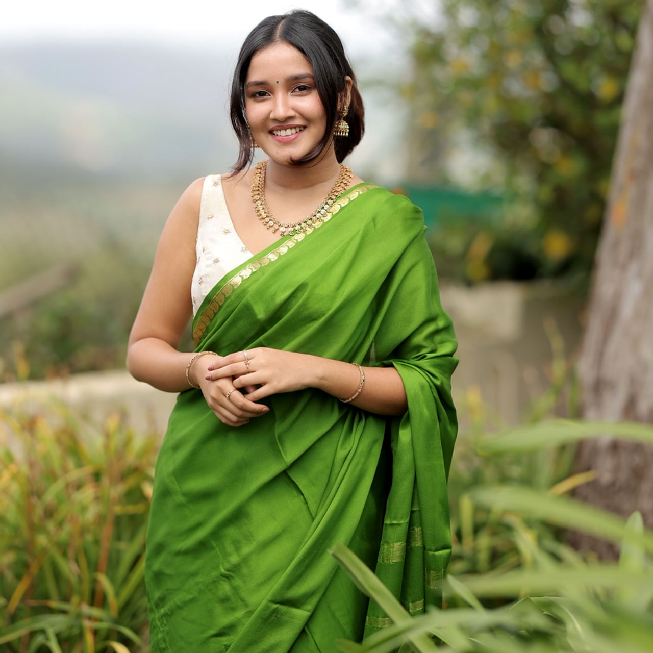 చాలా మంది చైల్డ్ యాక్టర్స్ హీరోలుగా, హీరోయిన్స్ గా మారి సినిమాలు చేస్తున్నారు. ఎన్నో సినిమాల్లో చైల్డ్ ఆర్టిస్ట్ గా సినిమాలు చేసిన అనికా సురేంద్రన్ ఇప్పుడు హీరోయిన్ గా సినిమాలు చేస్తుంది. ఇప్పుడు తన అందంతో కుర్రాళ్లను కవ్విస్తుంది ఈ ముద్దుగుమ్మ.