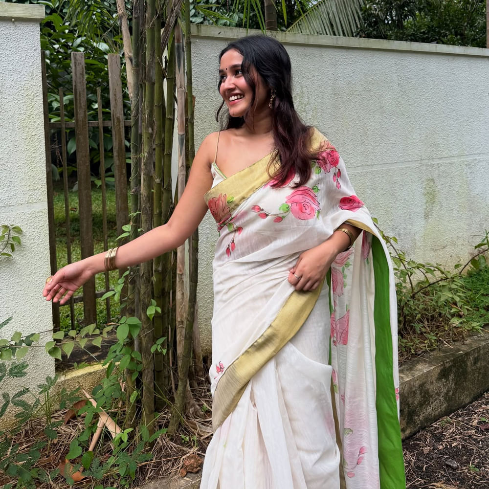 చాలా మంది చైల్డ్ యాక్టర్స్ హీరోలుగా, హీరోయిన్స్‌గా మారి సినిమాలు చేస్తున్నారు. ఎన్నో సినిమాల్లో చైల్డ్ ఆర్టిస్ట్ గా సినిమాలు చేసిన అనికా సురేంద్రన్ కూడా ఇప్పుడు హీరోయిన్ గా సినిమాలు చేస్తుంది. ఇప్పుడు తన అందంతో కుర్రాళ్లను కవ్విస్తుంది ఈ ముద్దుగుమ్మ.