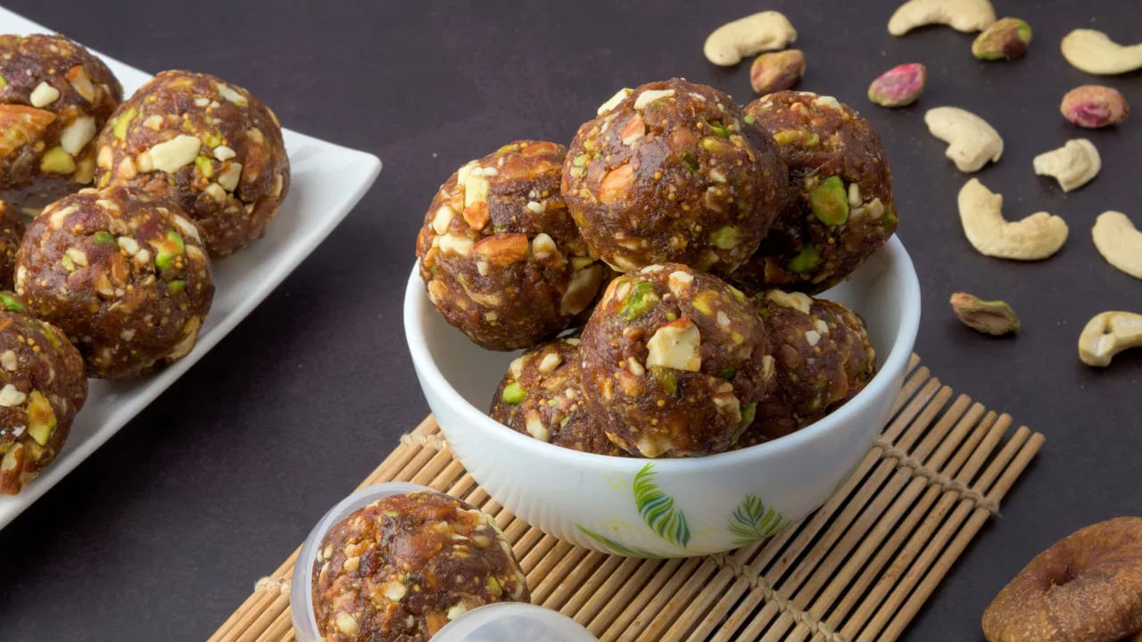 డయాబెటిక్ రోగుల కోసం అంజీర్, ఖర్జూర లడ్డూ ఎలా తయారు చేయాలి అం టే? దాని కావాల్సిన పదార్థాల్లోకి వెళ్లితే.. కప్పు ఎండిన అంజూర పండ్లు, ఒక కప్పు ఖర్జూర, రెండు టేబుల్ స్పూన్ల నెయ్యి, ఆఫ్ కప్పు బాదం, ఆఫ్ కప్పు జీడిపప్పు, ఆఫ్ కప్పు వాల్ నట్స్, రెండు టేబుల్ స్పూన్ల గుమ్మడికాయ గింజలు, రెండు టేబుల్ స్పూన్ల పొద్దు తిరుగుడు విత్తనాలు, ఆఫ్ కప్పు ఎండు కొబ్బరి, 1/3 స్పూన్ ఏలకుల పొడి.