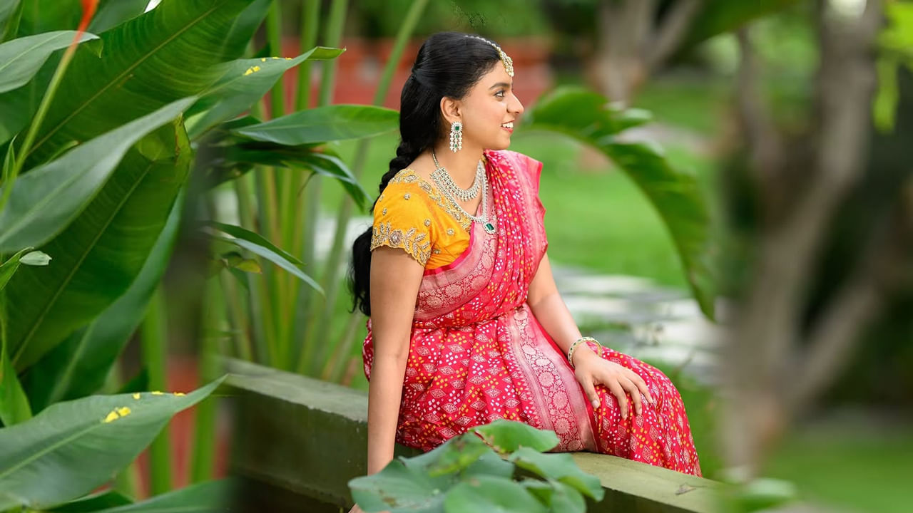 టాలీవుడ్ సీనియర్ నటి రోజా కూతురు ఈ మధ్య సోషల్ మీడియాలో వరస ఫొటో షూట్‌తో అందరినీ ఆకట్టుకుంటుంది. మొన్న తన తల్లి వింటేజ్ లుక్ గుర్తు చేస్తూ పలు ఫోటోలకు ఫోజులిచ్చిన ఈ బ్యూటీ, తాజాగా రెడ్ కలర్ చీరలో అందంగా రెడీ అయ్యి, తన క్యూట్ నెస్‌తో చంపేస్తుంది.