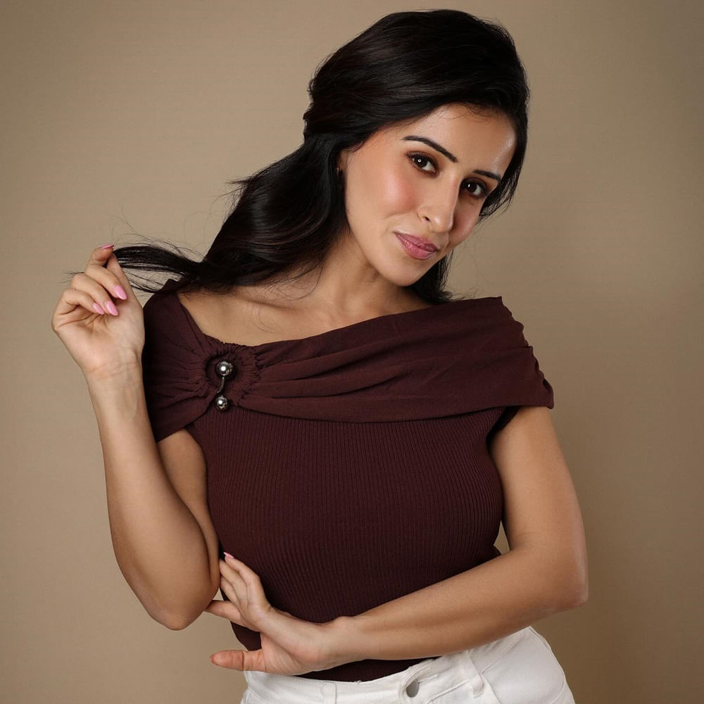 ఒకరేమో 20 ఏళ్లు.. మరొకరు 18 ఏళ్లు.. ఇంకొకరు 14 ఏళ్లు.. ఏంటిది అనుకుంటున్నారా..? మన సీనియర్ హీరోయిన్లు తెలుగులో రీ ఎంట్రీ ఇవ్వడానికి తీసుకున్న గ్యాప్..! ఎన్నో ఏళ్లుగా స్క్రీన్ మీద కనబడని వాళ్లు ఓ కథ నచ్చి ఓకే చెప్పి మళ్లీ ప్రేక్షకుల ముందుకొచ్చారు.. కానీ ఆ కథలు ప్రేక్షకులకు నచ్చలేదు. ఈ మధ్య ఆ ముగ్గురు సీనియర్లకు రీ ఎంట్రీ కలిసిరాలేదు.