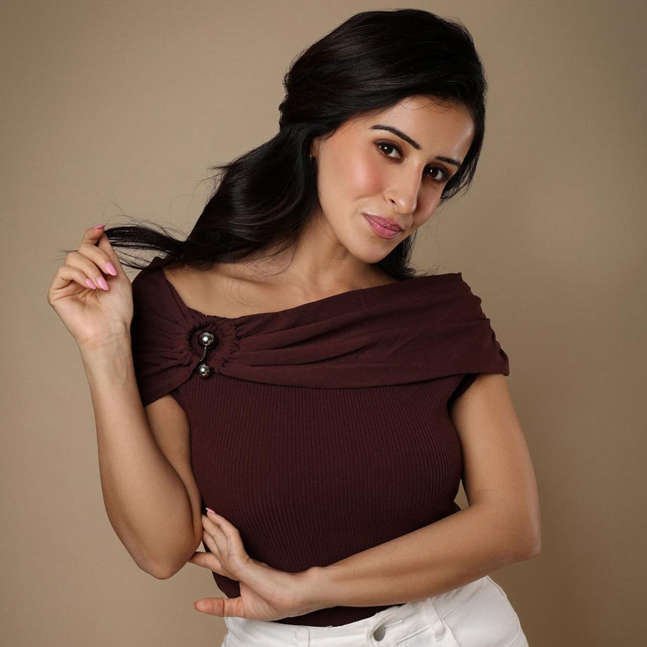 ఒకరేమో 20 ఏళ్లు.. మరొకరు 18 ఏళ్లు.. ఇంకొకరు 14 ఏళ్లు.. ఏంటిది అనుకుంటున్నారా..? మన సీనియర్ హీరోయిన్లు తెలుగులో రీ ఎంట్రీ ఇవ్వడానికి తీసుకున్న గ్యాప్..! ఎన్నో ఏళ్లుగా స్క్రీన్ మీద కనబడని వాళ్లు ఓ కథ నచ్చి ఓకే చెప్పి మళ్లీ ప్రేక్షకుల ముందుకొచ్చారు.. కానీ ఆ కథలు ప్రేక్షకులకు నచ్చలేదు. ఈ మధ్య ఆ ముగ్గురు సీనియర్లకు రీ ఎంట్రీ కలిసిరాలేదు.