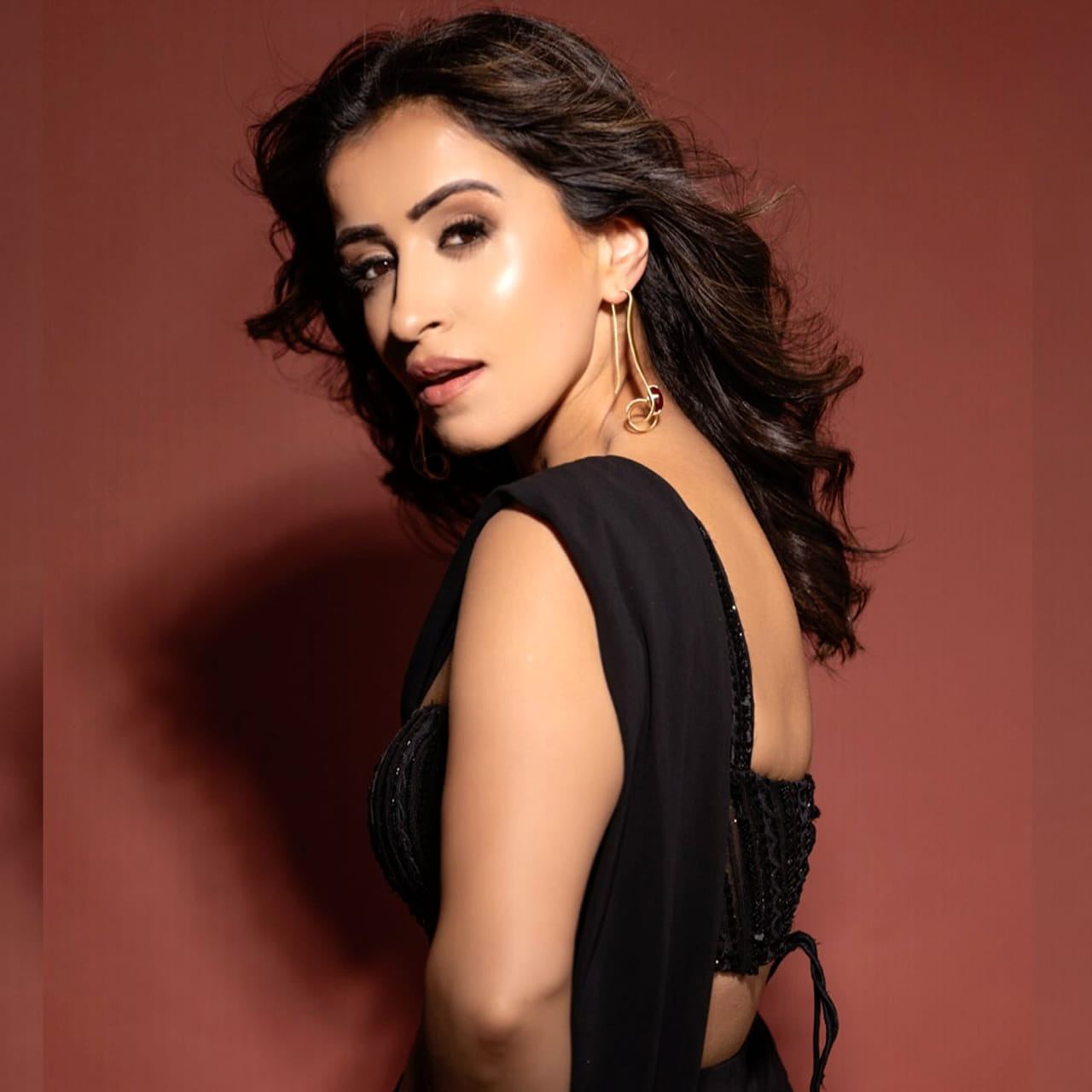 మొదటి సినిమాతోనే అడియన్స్ హృదయాల్లో స్థానం సంపాదించుకుంది అన్షు. నాగార్జున నటించిన మన్మధుడు సినిమాతో టాలీవుడ్ కు పరిచయం అయ్యింది. ఈ చిత్రానికి ఉత్తమ సహాయ నటిగా ఫిల్మ్ ఫేర్ అవార్డ్ అందుకుంది. మన్మథుడు సినిమాతో స్టార్ హీరోయిన్ రేంజ్ క్రేజ్ సంపాదించుకున్న అన్షు..