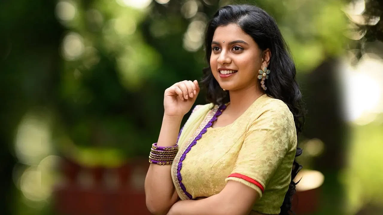 ఈ క్రమంలోనే ఈ చిన్నది వరస ఫొటో షూట్‌తో అందరినీ ఆకట్టుకుంటుంది. తాజాగా ఈ బ్యూటీ రెడ్ కలర్ చీరలో చాలా అందంగా రెడీ అయ్యి, తన అంద చందాలతో మాయ చేస్తుంది. ప్రస్తుతం ఈ ఫొటోస్ నెట్టింట తెగ వైరల్ అవుతున్నాయి.