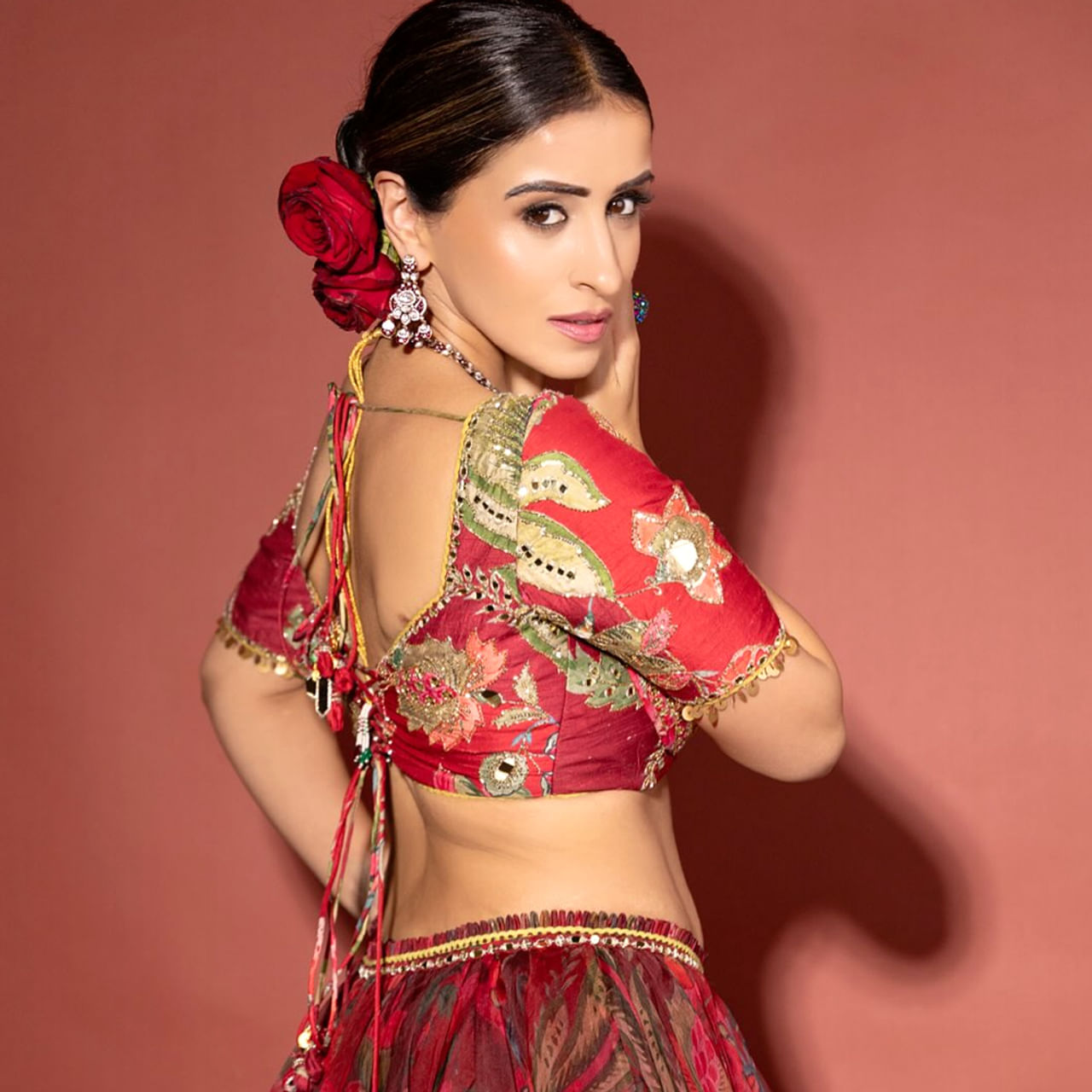 మొదటి సినిమాతోనే అడియన్స్ హృదయాల్లో స్థానం సంపాదించుకుంది అన్షు. నాగార్జున నటించిన మన్మధుడు సినిమాతో టాలీవుడ్ కు పరిచయం అయ్యింది. ఈ చిత్రానికి ఉత్తమ సహాయ నటిగా ఫిల్మ్ ఫేర్ అవార్డ్ అందుకుంది. మన్మథుడు సినిమాతో స్టార్ హీరోయిన్ రేంజ్ క్రేజ్ సంపాదించుకున్న అన్షు..