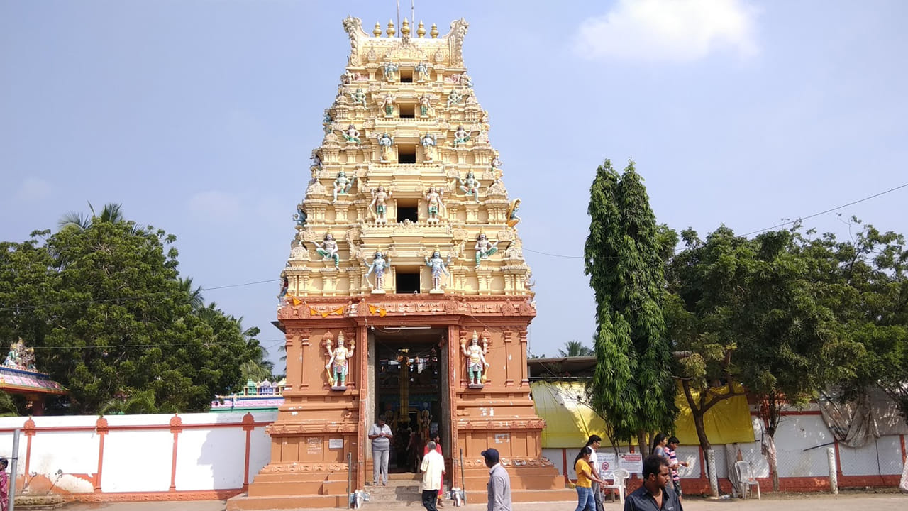 లక్ష్మీ నరసింహ స్వామి ఆలయం, అంతర్వేది: ఇది ఆంధ్రప్రదేశ్‎లోని  కోనసీమ జిల్లాలో ఉంది. ఇక్కడ లక్ష్మీ నరసింహ స్వామి భక్తుల కోరికలు తీరుస్తున్నారు. ఇది అహోబిలం, సింహాచలంలనే నవ నరసింహ క్షేత్రాల్లో ఒకటి.  కృష్ణాష్టమి రోజున ఇక్కడికి వెళ్తే అదృష్టం కలుగుతుందని నమ్మకం. ఎక్కడికి చేరువలో గోదావరి నది బంగాళాఖాతంలో కలుస్తుంది.