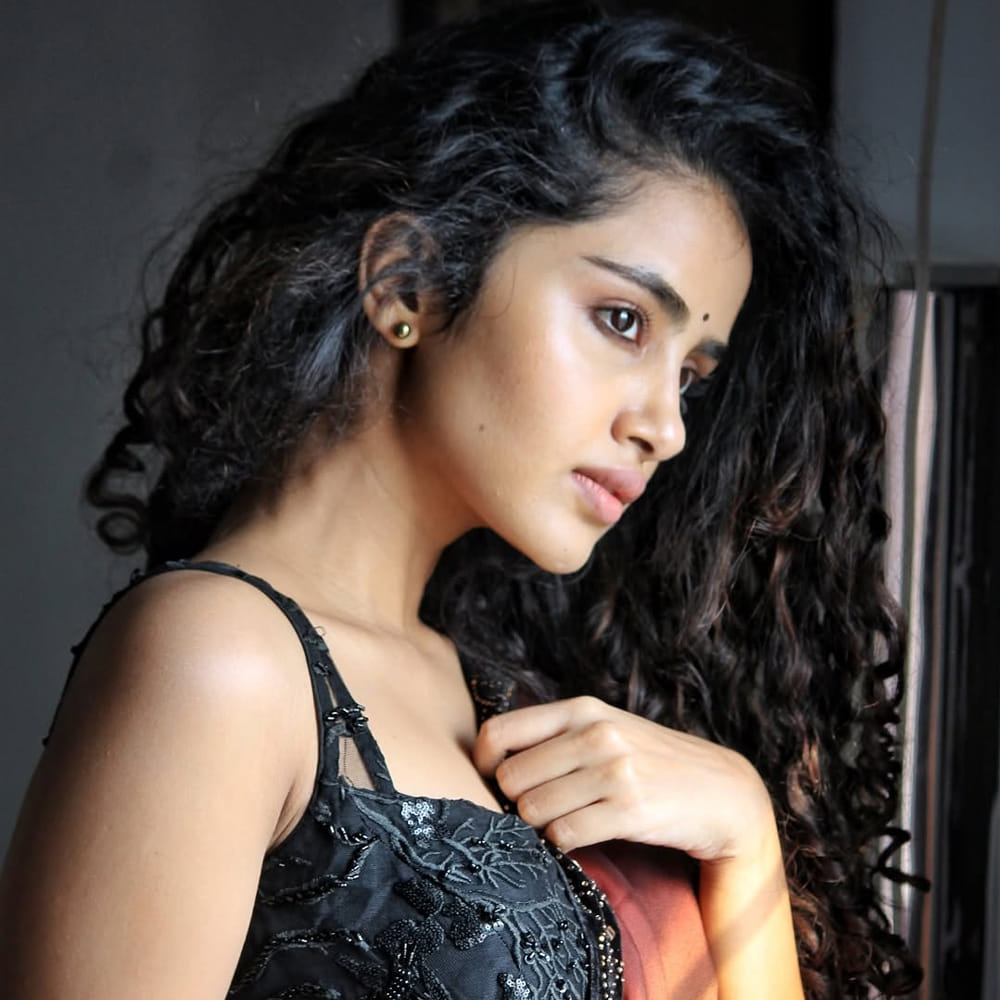 టిల్లు స్క్వేర్ సినిమా సమయంలో తాను అంతగా కంఫర్ట్ లేరన్న విషయాన్ని బయటపెట్టింది. తన అభిమానులకు అలాంటి పాత్ర చేయడం నచ్చలేదని.. ఆ సినిమాలో చేసిన క్యారెక్టర్ ఒప్పుకోవడానికి చాలా టైమ్ పడ్డిందని.. చెయ్యాలా వద్దా అని చాలాసార్లు ఆలోచించానని తెలిపింది. 