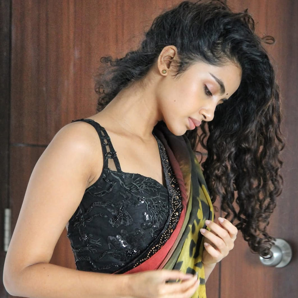 సెట్ కు వెళ్లి 100 శాతం కాన్ఫిడెంట్ గా లేకుండా చేసిన సినిమా అది.. కానీ సినిమాలో గానీ.. ప్రమోషన్లలో గానీ ఆ డ్రెస్సులు వేసుకోవడం అంతగా కంఫర్ట్ గా అనిపించలేదు. వేర్వేరు సినిమాల్లో చేసినట్లే ఇది ఓ ఛాలెంజ్ లా అనిపించింది. ఆ పాత్ర చాలా బలమైనదని భావించాను. సినిమా రిలీజ్ అయ్యాక కూడా హీరోకు సమానంగా ఉందని అన్నారు అంటూ చెప్పుకొచ్చింది. 