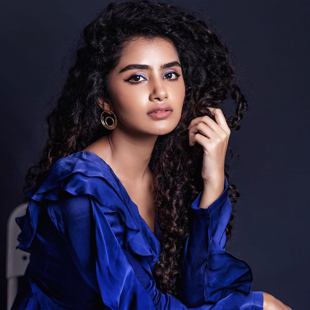 అంతేకాదు.. ఈ అమ్మడు ఎక్కువగా హోమ్లీ పాత్రలతోనే ప్రేక్షకులను ఆకట్టుకుంది. పెద్దగా గ్లామర్ షో చేయకుండా కర్లీ హెయిర్.. చూడచక్కని అందం.. సహజ నటనతో జనాలను కట్టిపడేసింది. కానీ కెరీర్ మొత్తంలో మొదటిసారి టిల్లు స్క్వేర్ సినిమమతోత తనలోని కొత్త యాంగిల్ పరిచయం చేసింది. 