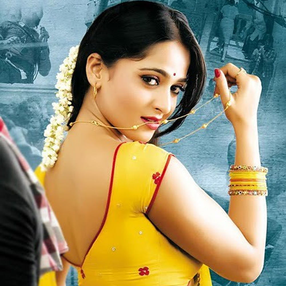 అందులో అనుష్కను చూస్తూ చాలా యాక్సిడెంట్స్ జరిగాయట. ఒకటి కాదు రెండు కాదు ఏకంగా 40 యాక్సిడెంట్స్ వరకు జరిగాయట. పెద్ద యాక్సిడెంట్స్ కాదు.. హోర్డింగ్ చూస్తూ ముందు ఉన్న వాహనాలను ఢీకొట్టేవారట. దీంతో పోలీసులు రంగంలోకి దిగి అనుష్క హోర్డింగ్ తొలగించారట.