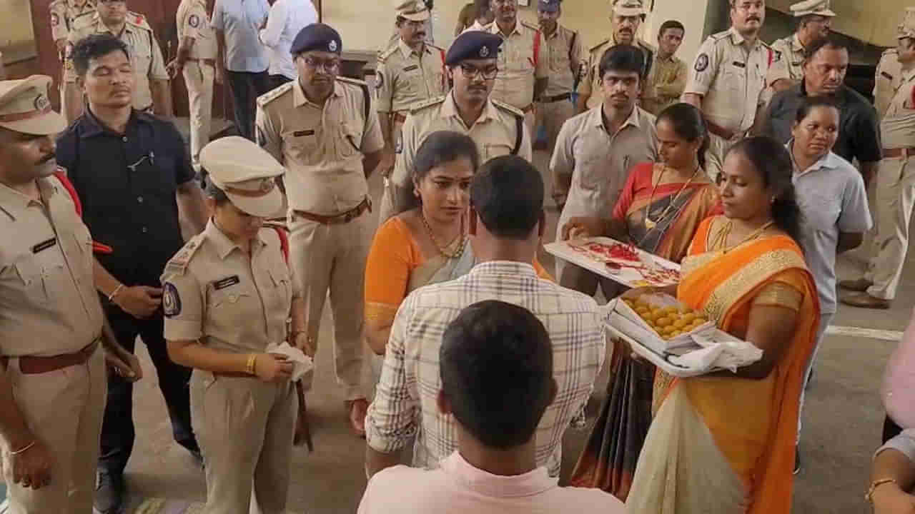 Vangalapudi Anitha: ఖైదీలకు రాఖీ కట్టిన హోంమంత్రి .. ఏం ప్రామిస్ తీసుకున్నారో తెలుసా..?