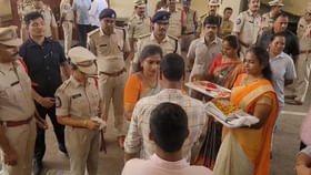 ఖైదీలకు రాఖీ కట్టిన హోంమంత్రి .. ఏం ప్రామిస్ తీసుకున్నారో తెలుసా. ఖైదీలకు రాఖీ కట్టిన హోంమంత్రి .. ఏం ప్రామిస్ తీసుకున్నారో తెలుసా.