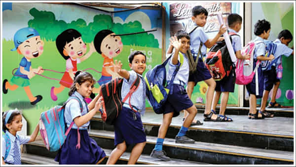 School Holidays in October: అక్టోబర్లో పాఠశాలలకు సెలవులు.. తెలుగు రాష్ట్రాల్లో ఎప్పటి వరకు అంటే..