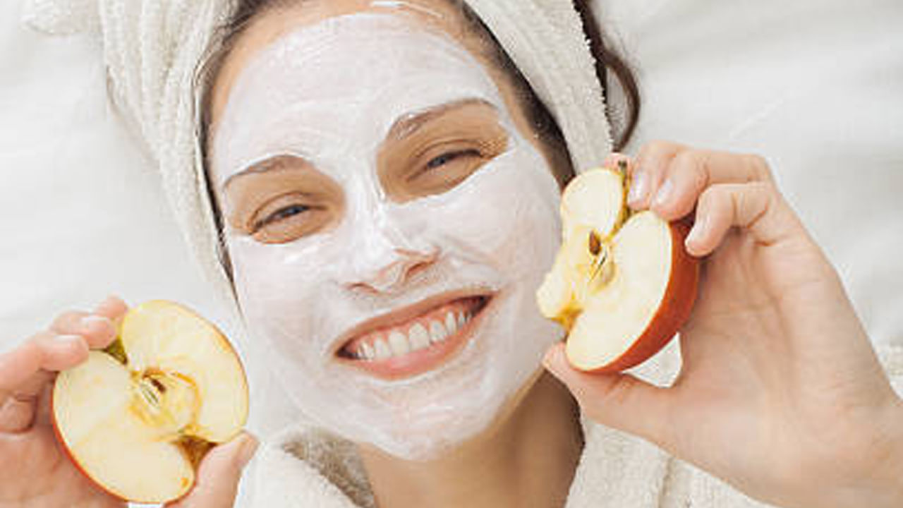 మొటిమలు: ముఖంపై వచ్చే మొటిమలను తొలగించేందుకు యాపిల్ - తేనె కలిపిన ఫేస్ ప్యాక్ మంచిగా పనిచేస్తుంది. దీనికోసం యాపిల్ జ్యూస్ తీసుకుని అందులో ఒక చెంచా తేనె మిక్స్ చేసి చర్మంపై అప్లై చేయాలి. కొంత సమయం తరువాత చల్లటి నీటితో శుభ్రం చేసుకోవాలి.