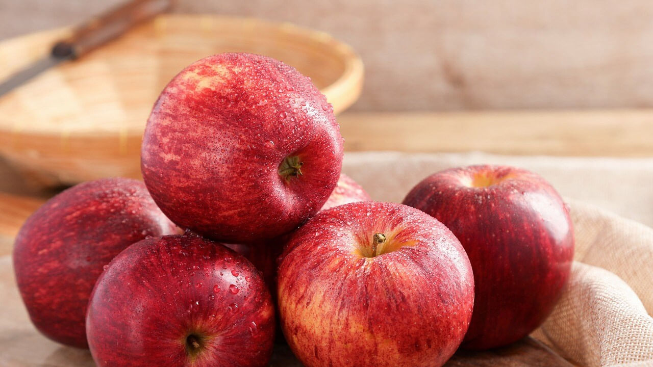 ఆపిల్ తిన్న తర్వాత గంట లేదా రెండు గంటల తర్వాత ఆహారం తీసుకోవడం చాలా ఉత్తమం అని చెబుతున్నారు ఆరోగ్య నిపుణులు. లేకపోతే అనారోగ్య సమస్యల బారిన పడాల్సి వస్తుందని వారు హెచ్చిరిస్తున్నారు. ముఖ్యంగా డయాబెటిస్ రోగులు ఆపిల్ తిన్న తర్వాత చాలా సేపటికి ఆహారం తీసుకోవాలంట.