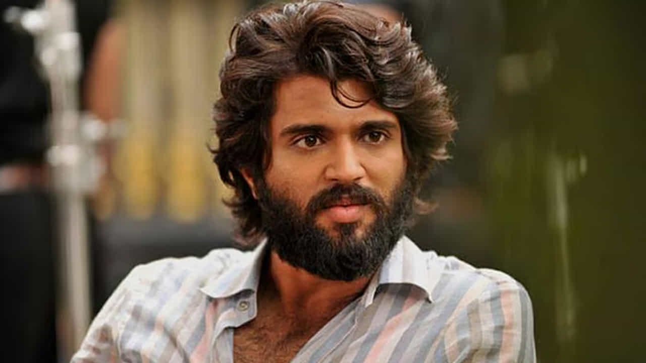 కేవలం రూ.5 కోట్లతో తెరకెక్కించిన ఈ సినిమా రూ.50 కోట్లకు పైగా వసూళ్లు రాబట్టి అందరిని ఆశ్చర్యపరిచింది. ఈ సినిమాతోనే విజయ్ రేంజ్ మారింది. చాలా కాలం తర్వాత విజయ్ నటించిన కింగ్డమ్ మూవీ ఇప్పుడు రికార్డ్స్ కొల్లగొడుతుంది.